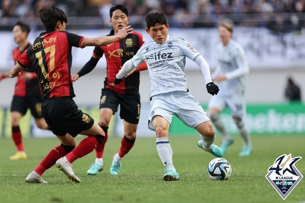 인천 김도혁(오른쪽)(한국프로축구연맹 제공)