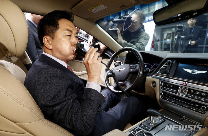국민의힘 김기현 대표가 지난 26일 서울 마포구 마포경찰서를 방문해 음주운전 방지 장치 시연을 하고 있다. 사진공동취재단