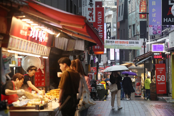 서울 중구 명동의 먹자골목을 시민들이 오가고 있다. 2022.10.3/뉴스1