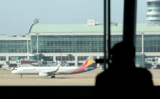 인천국제공항 계류장에서 항공기가 이륙하기 위해 활주로로 향하고 있다. 2023.1.18/뉴스1