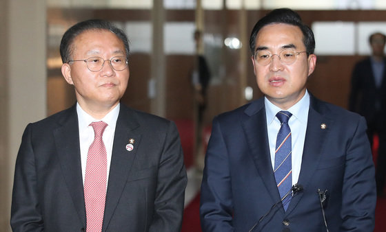 윤재옥 국민의힘 원내대표(왼쪽)와 박홍근 더불어민주당 원내대표가 27일 서울 여의도 국회 국회의장실에서 열린 원내대표 회동을 마치고 취재진의 질문에 답하고 있다. 2023.4.27/뉴스1