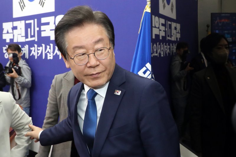 이재명 더불어민주당 대표가 26일 오전 서울 여의도 국회에서 열린 최고위원회의를 마치고 발걸음을 옮기고 있다. 2023.4.26/뉴스1
