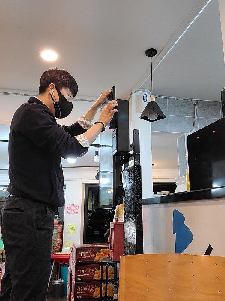 소상공인의 매장에 스마트 상점 기술을 설치하는 넥스트페이먼츠 임직원들. 출처 = 넥스트페이먼츠
