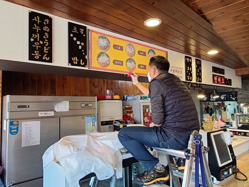 소상공인의 매장 인테리어를 돕는 넥스트페이먼츠 임직원들. 출처 = 넥스트페이먼츠