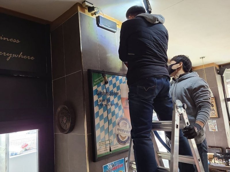 소상공인의 매장에 스마트 상점 기술을 설치하는 넥스트페이먼츠 임직원들. 출처 = 넥스트페이먼츠