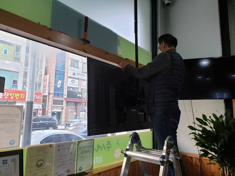 소상공인의 매장에 스마트 상점 기술을 설치하는 넥스트페이먼츠 임직원들. 출처 = 넥스트페이먼츠