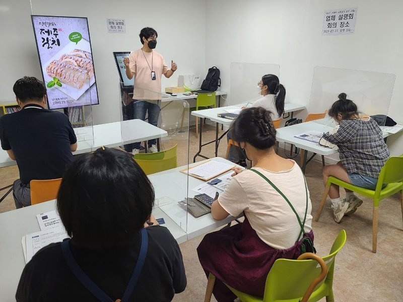 소상공인에게 스마트 상점 기술의 활용 방법을 강연하는 넥스트페이먼츠 임직원들. 출처 = 넥스트페이먼츠