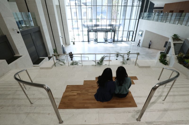 한국은행이 27일 오전 서울 중구에 6년만에 준공된 한국은행 신축 통합별관 내부를 공개하고 있다. 사진은 한국은행 로비전경. 사진공동취재단