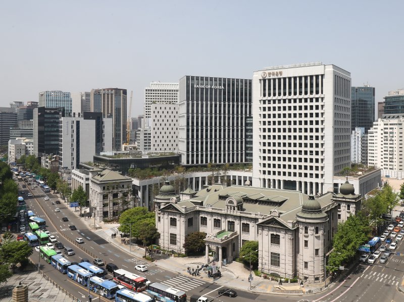 한국은행이 27일 오전 서울 중구에 6년만에 준공된 한국은행 신축 통합별관 외부를 공개하고 있다. 사진공동취재단