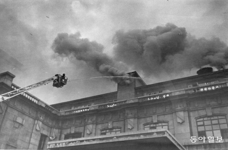 1971년 10월 26일 한국은행 본관에서 불이나 사다리차 등 40여대의 소방차가 동원, 불길을 잡았다. 동아일보 DB