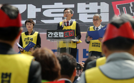 이필수 대한의사협회 회장(가운데)과 곽지연 대한간호조무사협회 회장(왼쪽), 장인호 대한임상병리사협회 회장이 16일 오후 서울 중구 세종대로 시청역 일원에서 열린 간호법·의사면허취소법 저지 보건복지의료연대 총파업 결의대회에서 대회사를 하고 있다. 2023.4.16/뉴스1 ⓒ News1 이동해 기자