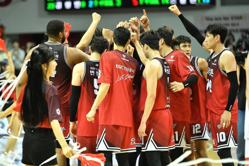 27일 챔피언결정전 2차전 승리를 자축하는 KGC 선수단. KBL 포토