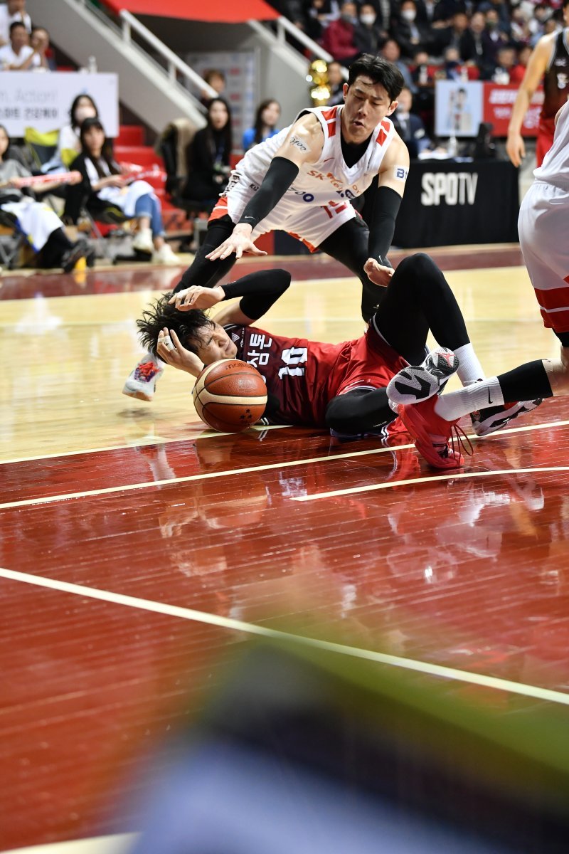 볼을 다투다 코트에 넘어진 KGC 문성곤(아래). KBL 포토