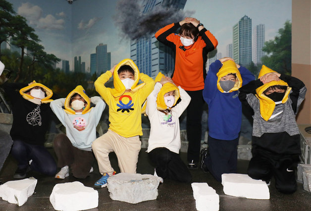 서울 동작구 보라매안전체험관에서 초등학생들이 지진체험 및 지진 발생시 행동 요령에 대해 교육을 받는 모습. /뉴스1 ⓒ News1