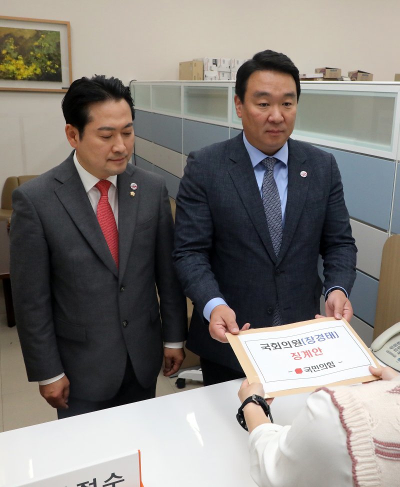 국민의힘 장동혁 원내대변인(왼쪽)과 정희용 원내대표 비서실장이 28일 오전 서울 국회 의안과에서 더불어민주당 장경태 최고위원 징계안을 제출하고 있다. 2023.4.28. 뉴스1