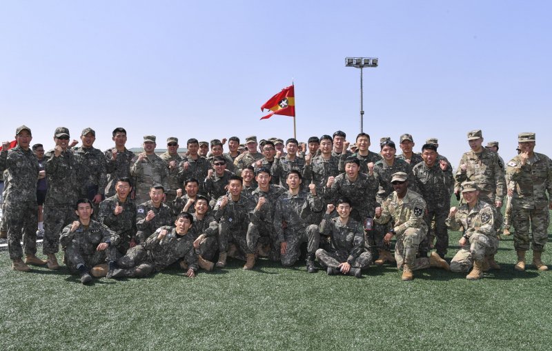 28일 캠프 험프리스에서 실시된 E3B 자격인증 평가에서 우수보병휘장을 수여받은 한미장병들이 기념사진을 촬영하고 있다. 육군 제공