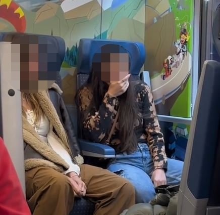 지난 16일 이탈리아 열차 안에서 여성 승객이 아시아계 승객을 보고 재채기하는 척하며 “니하오”라고 말하고 있다. 틱톡