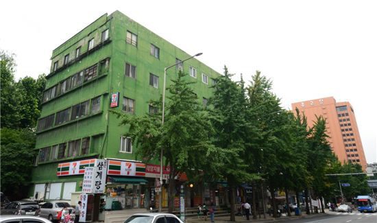 1930년대 지어진 국내에서 가장 오래된 아파트로 인정받고 있는 서울 서대문구 충정로에 위치한 ‘충정아파트’는 위치를 알려주는 ‘충정’이라는 두 글자를 이름으로 사용하고 있다.  하지만 최근에는 건설사들이 특화된 브랜드를 붙이면서 25자 아파트 이름도 등장했다. 사진은 충정아파트 전경이다. 서울시 제공