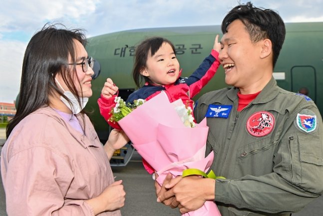 28일 오후 공군 김해기지에서 ‘프라미스(PROMISE)‘ 작전을 성공적으로 마치고 복귀한 김규성 대위가 가족들과 재회하고 있다. C-130J 임무요원들은 수단의 우리 국민들을 포트수단에서 사우디아라비아 제다공항으로 안전하게 후송하며 성공적으로 임무를 완수했다. 대한민국 공군/뉴시스