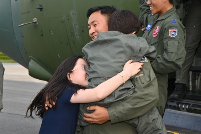 28일 오후 공군 김해기지에서 ‘프라미스(PROMISE)’ 작전을 성공적으로 마치고 복귀한 윤정한 소령이 가족들과 재회하고 있다. C-130J 임무요원들은 수단의 우리 국민들을 포트수단에서 사우디아라비아 제다공항으로 안전하게 후송하며 성공적으로 임무를 완수했다. 대한민국 공군/뉴시