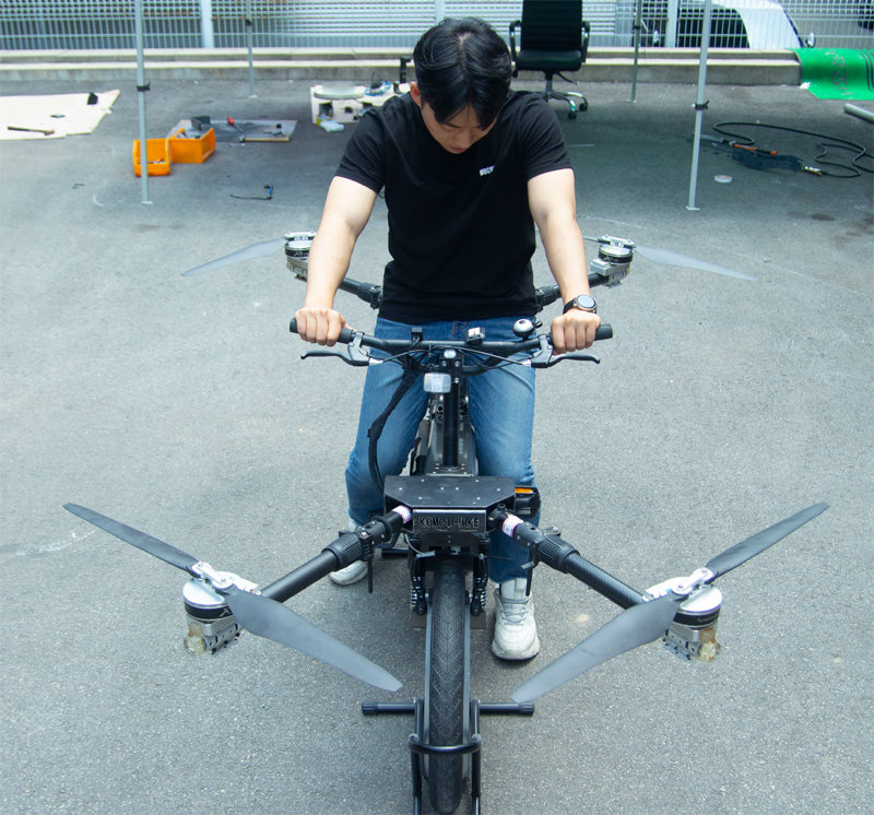 코리아모빌리티가 개발 중인 드론 자전거. 현재는 1m 정도 높이까지 날 수 있다. 코리아모빌리티 제공