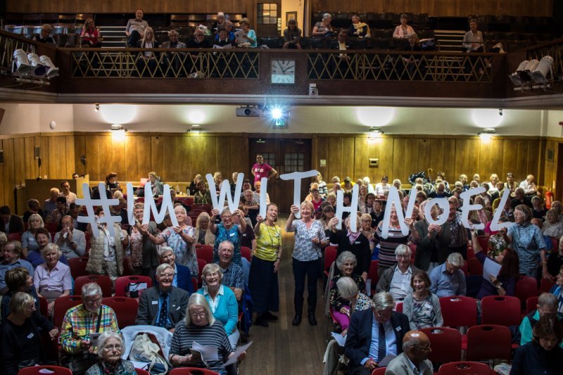 영국의 존엄하게 죽을 권리 운동가인 노엘 콘웨이를 지지하는 사람들이 런던에 모여 ‘노엘과 함께한다’는 문구를 들고 기념 촬영을 하고 있다. 사진 출처 시민단체 ‘디그니티인다잉’ 홈페이지