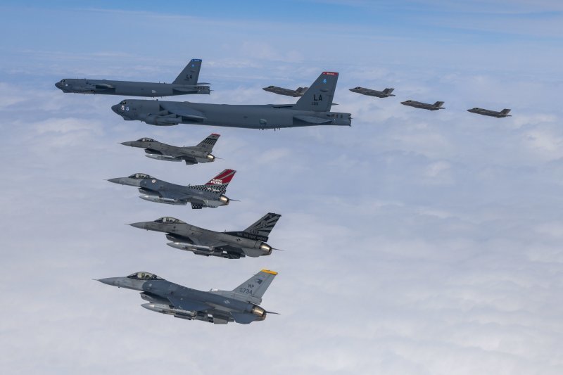 지난 14일 한반도 상공에서 미 공군 B-52H 전략폭격기가 미 공군의 F-16(왼쪽 아래), 우리나라 F-35A (오른쪽) 스텔스 편대와 함께 연합공중훈련을 실시하고 있다. 국방부 제공