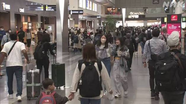 29일 일본 하네다 공항이 5월 초 대형 연휴인 골든위크 기간 시작과 함께 붐비는 모습.(NHK방송 갈무리).