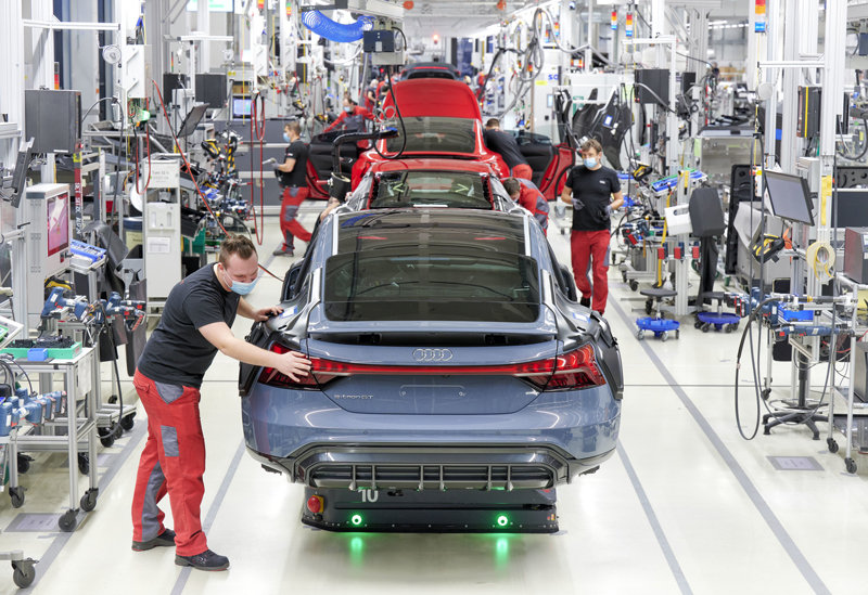 네카줄름에 있는 아우디의 스마트 공장 벨링어 호페에서 근로자들이 전기차 RS e트론 GT를 조립하고 있다. 아우디 제공.