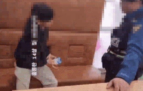 지난 17일 충남 천안의 한 파출소에서 만 13세 중학생이 경찰관에게 욕설을 퍼붓고 폭행을 가하는 일이 발생했다. (온라인 커뮤니티 갈무리)