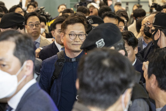 송영길 전 더불어민주당 대표가 지난 24일 오후 인천국제공항으로 귀국하고 있다. 사진공동취재단