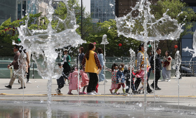 서울 종로구 광화문광장 분수대에서 산책하는 시민들. /뉴스1