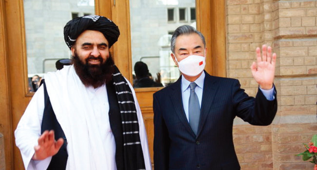지난해 3월 왕이 당시 중국 외교부장(오른쪽)이 아프가니스탄을 방문해 아미르 칸 무타키 탈레반 정부 외교장관 대행과 기념 촬영을 하고 있다.[중국 외교부 제공]