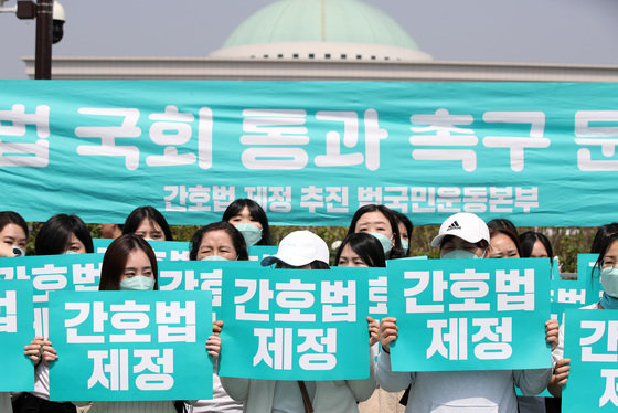 대한간호협회 회원들이 27일 오전 서울 여의도 국회 앞에서 간호법 제정을 촉구하고 있다. 2023.4.27/뉴스1