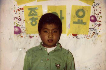 1999년 가을 중국으로 탈북해 조선족 양부모에게 입양된 직후의 전충일 씨. 당시 키가 125㎝에 불과했다.