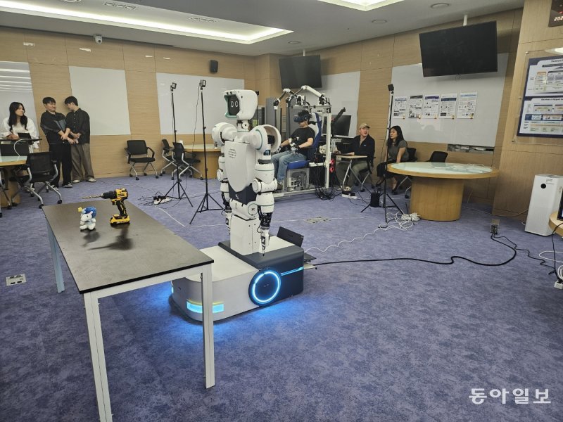 지난달 28일 배준범 UNIST 기계공학과 교수 연구팀이 시연한 아바타 로봇의 모습. 사람과 시각, 청각 정보를 공유하는 로봇이 실시간으로 사람의 동작을 따라 움직인다. 울산=전남혁 기자 forward@donga.com