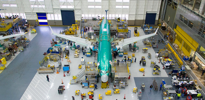 2015년 9월 미국 워싱턴주 랜턴에 위치한 보잉 공장에서 첫 B737-8(맥스8) 항공기가 조립되고 있다. 보잉 측은 현재 
생산에 어려움이 있지만 올해말부터는 737맥스의 생산량을 현재 월 31대에서 올해 말 월 38대로 늘리겠다는 계획이다. 보잉 제공