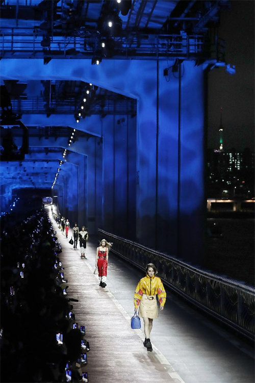 지난달 29일 서울 한강 잠수교에서 루이비통의 ‘프리폴(Pre Fall·이른 가을) 패션쇼’가 열리고 있다. 뉴시스