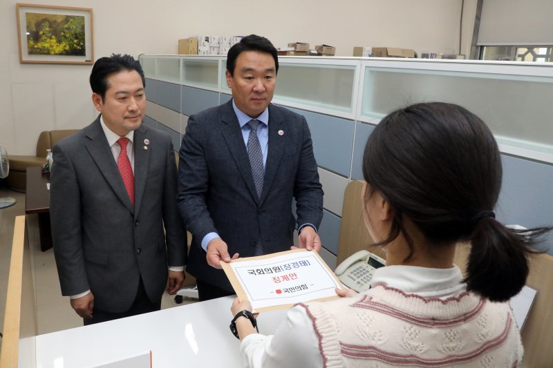 국민의힘 장동혁 원내대변인(왼쪽)과 정희용 원내대표 비서실장이 4월 28일 오전 서울 국회 의안과에서 더불어민주당 장경태 의원에 대한 징계안을 제출하고 있다. 뉴스1