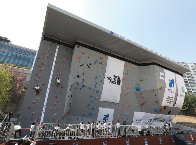 지난달 개장한 ‘강남스포츠클라이밍센터’의 모습. 강남구 제공