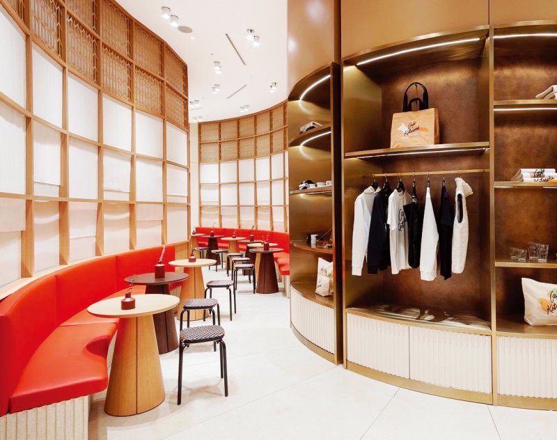 전 세계 23번째이자 국내 3번째 매장인 카페키츠네 현대백화점 목동점. 브랜드 상징인 여우 캐릭터 쇼트브레드와 카페블랑이 인기다.