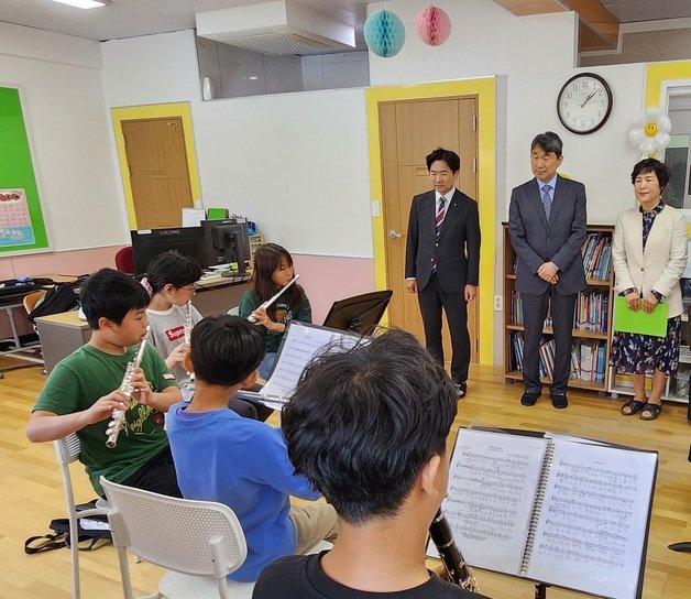 이주호 교육부 장관(오른쪽에서 두 번째)이 1일 전남 담양 창평초등학교를 찾아 학생 오케스트라단 공연을 지켜보고 있다.2023.5.1./뉴스1