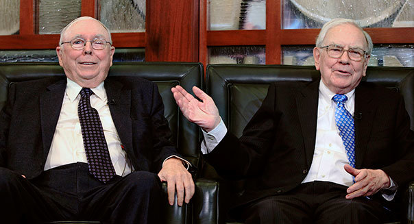 찰리 멍거 미국 버크셔해서웨이 부회장(왼쪽)과 워런 버핏 버크셔해서웨이 회장. 동아DB
