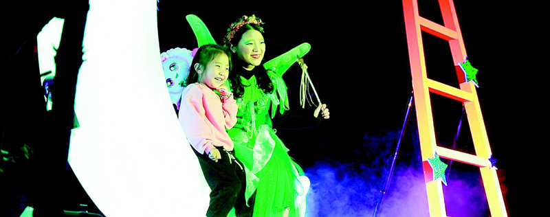 지난해 경주엑스포대공원 봄 테마파크를 찾은 어린이가 동화나라 숲의 요정과 기념 사진을 찍고 있다. 경주엑스포대공원 제공