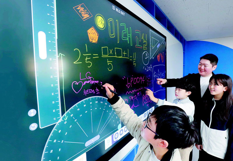 LG전자가 구글과 함께 조성한 경기 남양주 부평초등학교의 ‘LG-구글 미래교실’에서 교사와 학생들이 전자칠판을 활용해 수업을 진행하고 있다. LG전자 제공