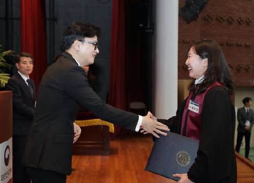 한동훈 법무부 장관이 지난 1일 정부과천청사에서 열린 ‘신임 검사 임관식’에서 임용장을 수여한 후 악수하고 있다. 법무부 제공