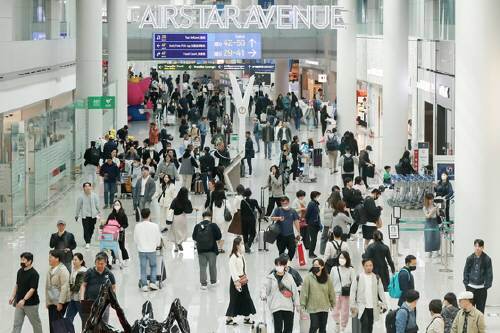 지난달 30일 오전 인천국제공항 제1여객터미널 출국장 면세점이 여행객들로 붐비고 있다. 뉴스1