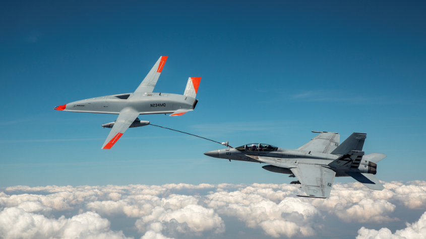 무인공중급유기인 스팅에리(MQ-25A)가 2021년 8월 미 현지에서 F/A-18 슈퍼호넷 전투기에 급유관을 연결해 공중급유를 하고 있다. 출처 미 해군 홈페이지