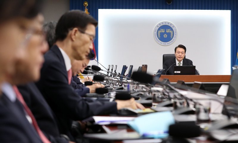 윤석열 대통령이 2일 오전 서울 용산 대통령실 청사에서 열린 국무회의를 주재하고 있다. 뉴시스