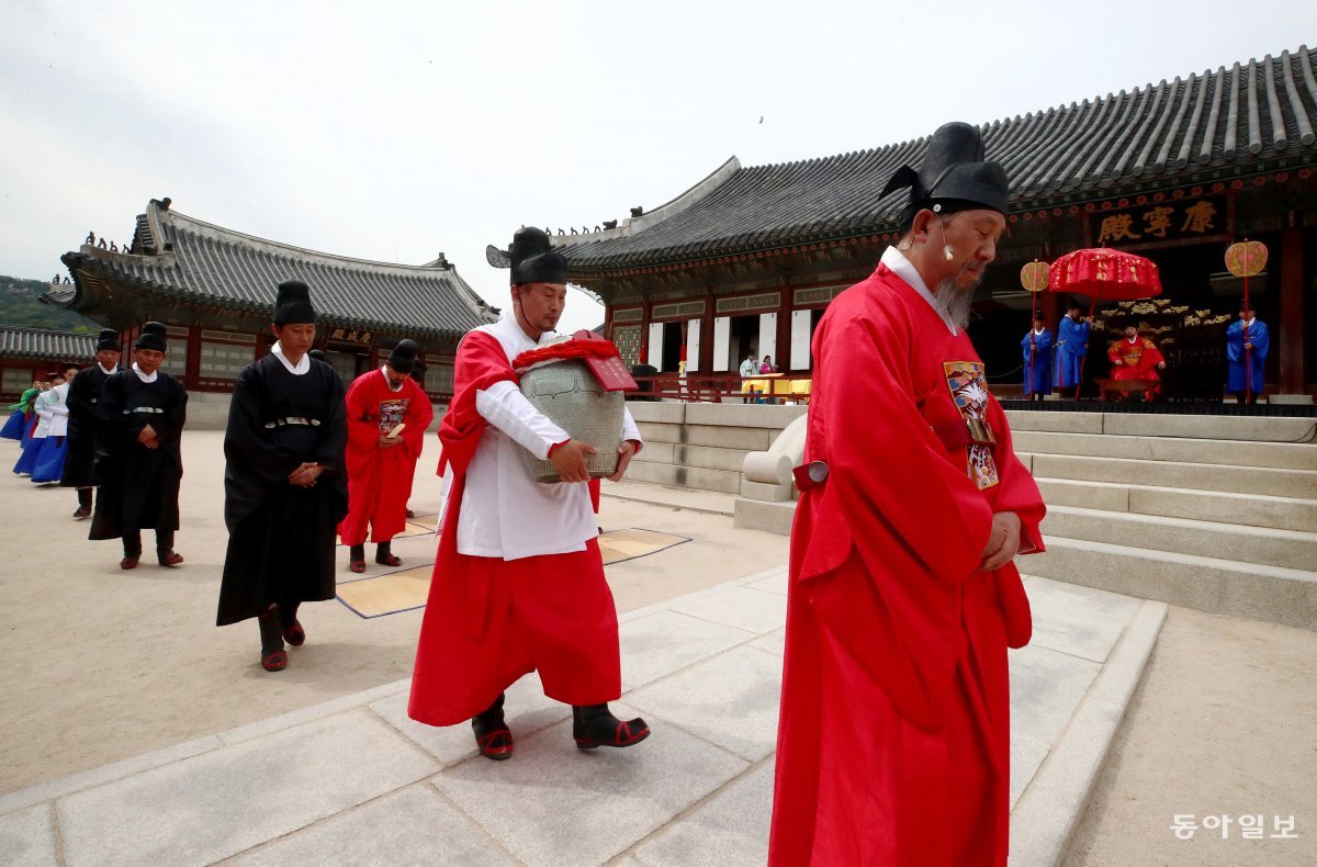 세종대왕이 지켜보고 있는 가운데 태실을 담은 태항아리를 누자에 안치하기 위해 옮기고 있다. 전영한 기자 scoopjyh@donga.com